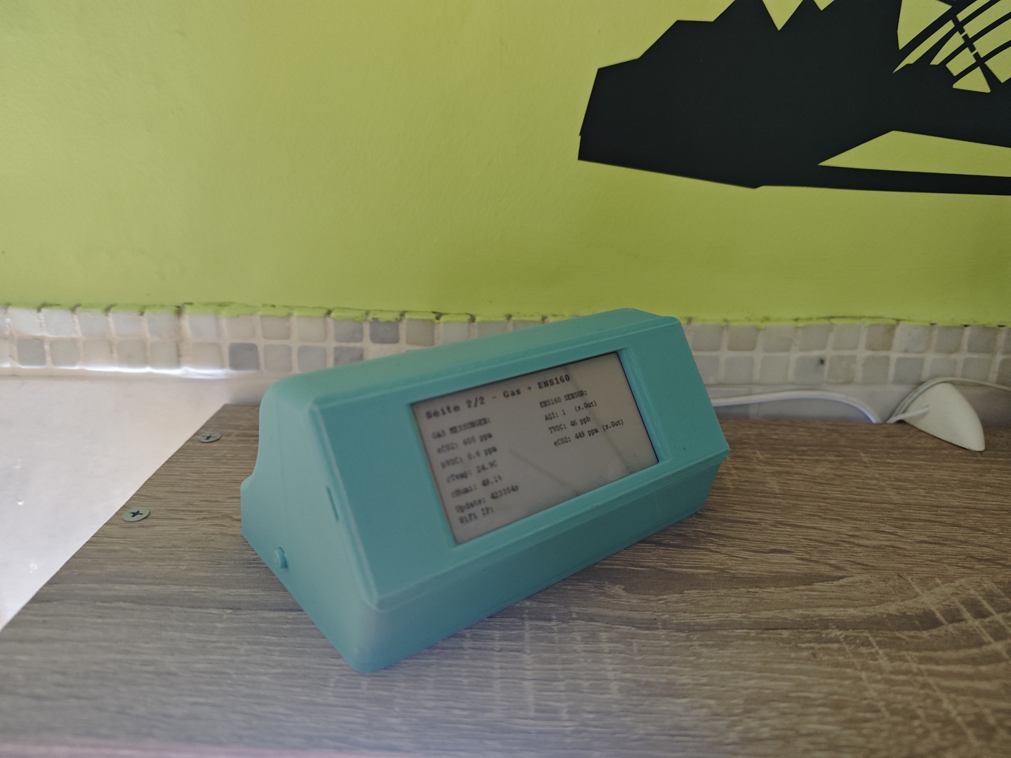 Raumluft- und Umweltstation mit sichtbaren Luftqualitätswerten auf dem E-Paper-Display