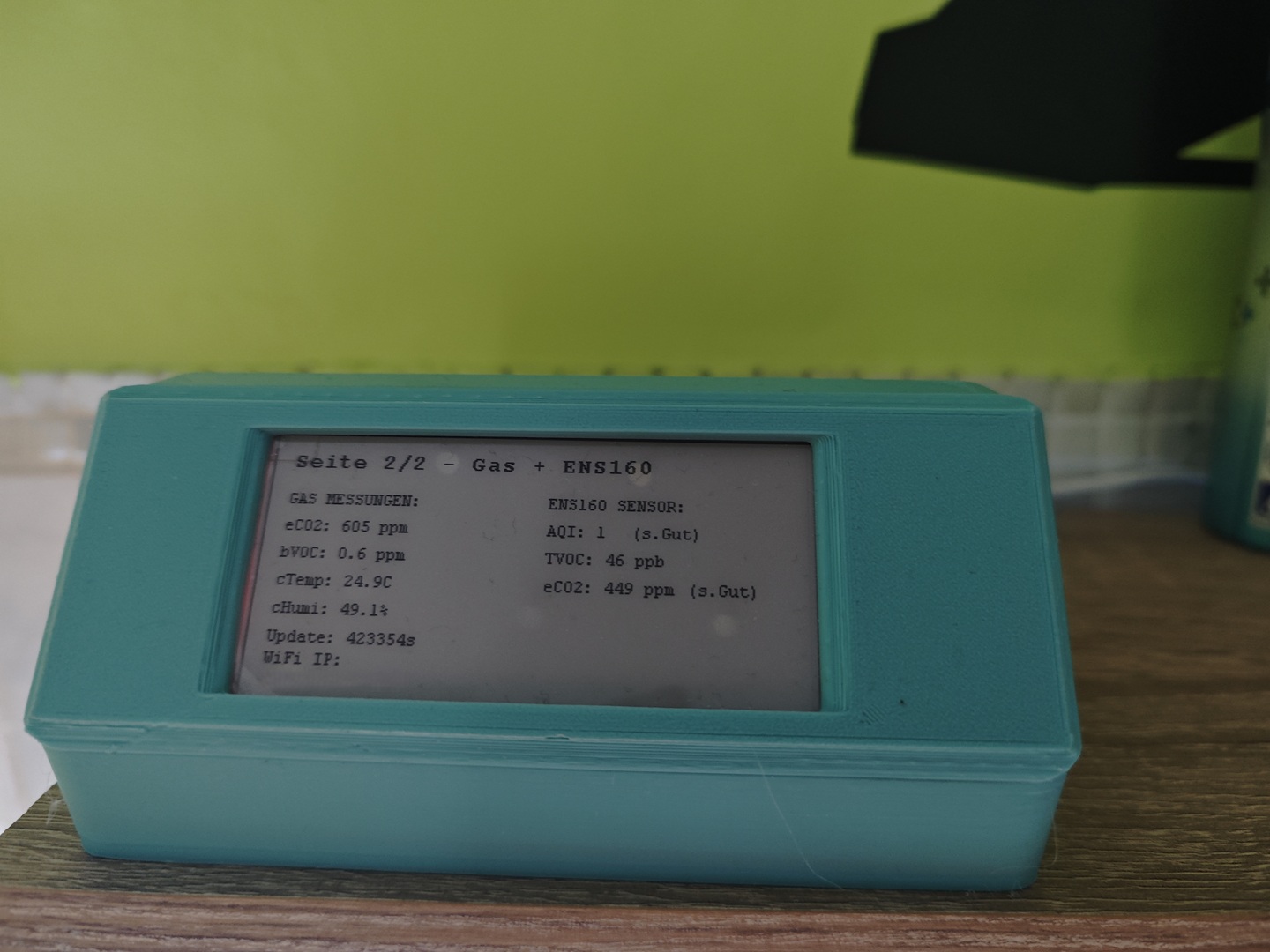Fertige Raumluft- und Umweltstation mit E-Paper-Display