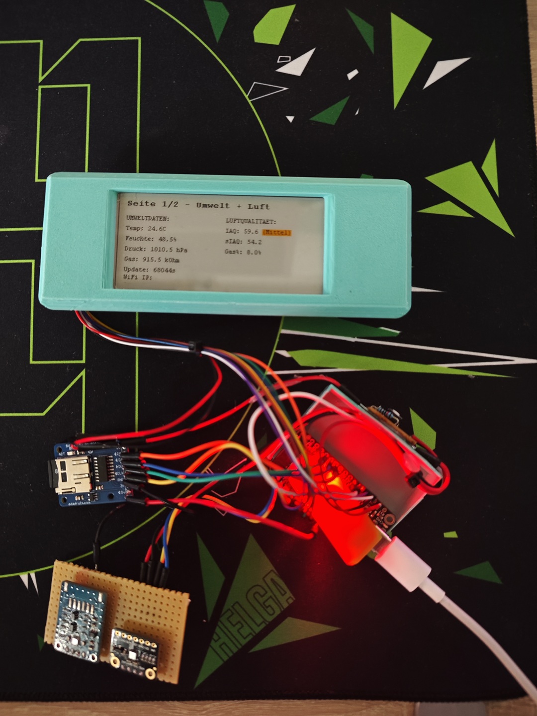 Geöffnete Raumluft- und Umweltstation mit Sensoren, ESP32 und Verkabelung